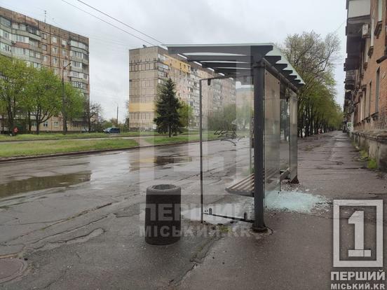 На зупинці «Алмазна» розбили скло: будьте обережні4