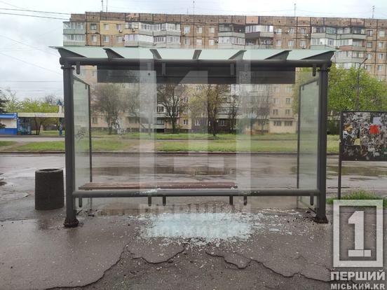 На зупинці «Алмазна» розбили скло: будьте обережні2