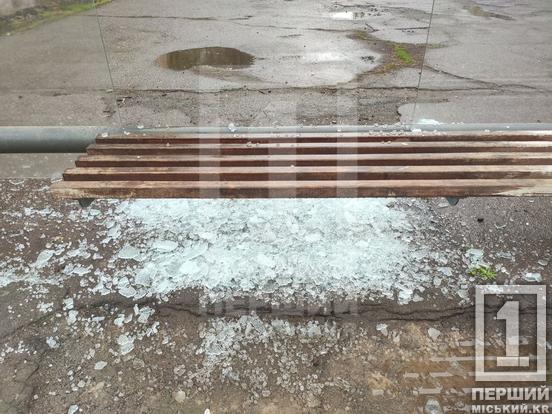 На зупинці «Алмазна» розбили скло: будьте обережні1