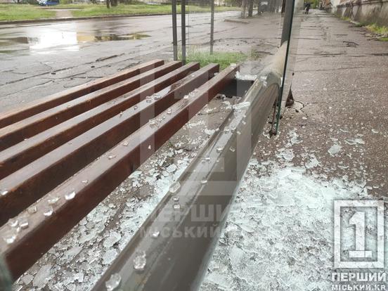 На зупинці «Алмазна» розбили скло: будьте обережні3