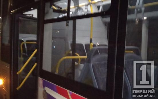 Недитячі розваги на «9 лікарні»: у Кривому Розі підлітки розбили скло в автобусі з пасажирами
