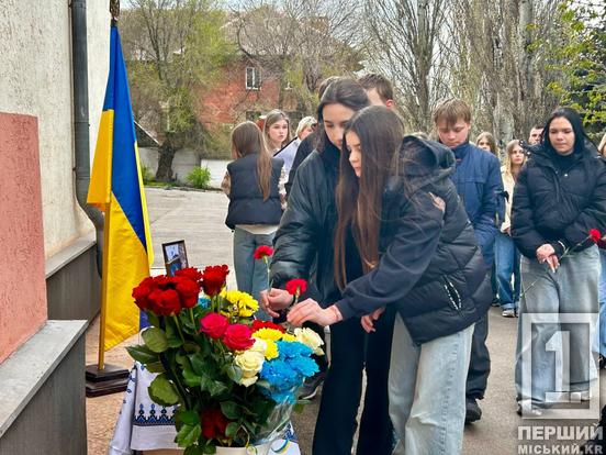 Ніколи не забудемо подвиги: у КГ №58 відкрили меморіальні дошки на честь Олександра Яворського та Артема Буряковського3