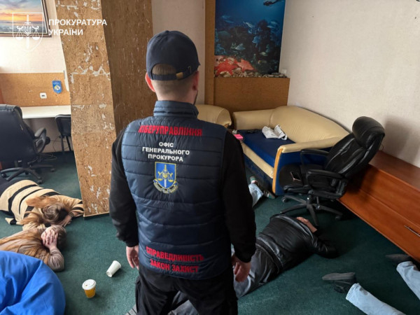 Обіцяли кохання і прибуток: у Дніпрі викрили шахраїв міжнародного масштабу4