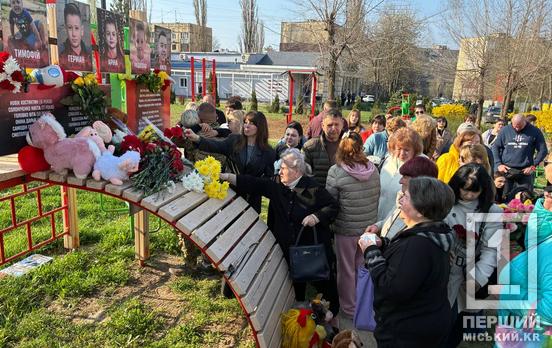 Рік невимовного болю: Кривий Ріг вшановує пам’ять жертв ракетного удару на вулиці Різниченка