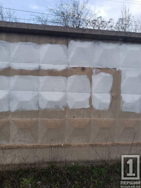 Сліди «руського міра» на паркані: у Кривому Розі вандал обмалював огорожу швидкісного трамвая1