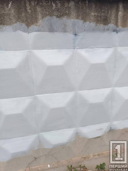 Сліди «руського міра» на паркані: у Кривому Розі вандал обмалював огорожу швидкісного трамвая2