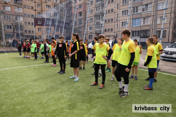 Спорт поруч із домом: в одному з районів Кривого Рогу відкрили новий дворовий стадіон4