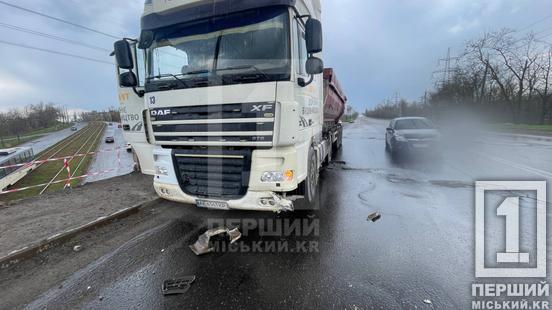 Троє людей госпіталізовано з переламами: у Кривому Розі легковик вилетів із мосту5