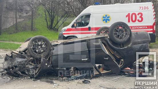 Троє людей госпіталізовано з переламами: у Кривому Розі легковик вилетів із мосту3
