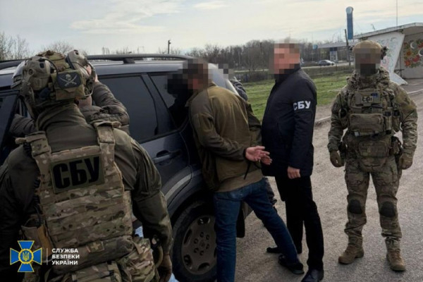 У Дніпропетровській області СБУ та Нацполіція викрили місцевого рецидивіста, який організував канал втечі військовозобов'язаних з України до Молдови1