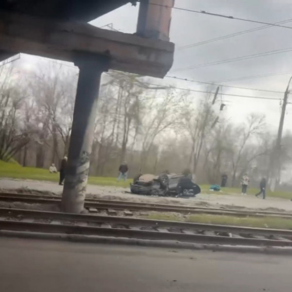 У Довгинцівському районі Кривого Рогу трапилась серйозна ДТП: автомобіль перевернувся на дах0