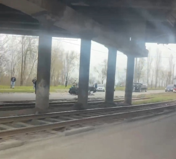 У Довгинцівському районі Кривого Рогу трапилась серйозна ДТП: автомобіль перевернувся на дах1