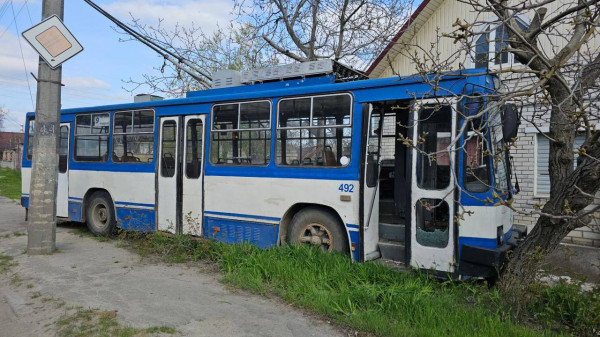 У Херсоні через удар дрона по тролейбусу загинув водій0