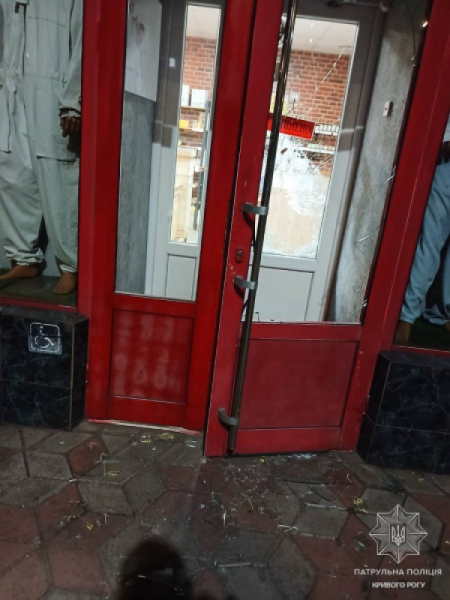 У Кривому Розі чоловік розбив вітрину та заліз до магазину1