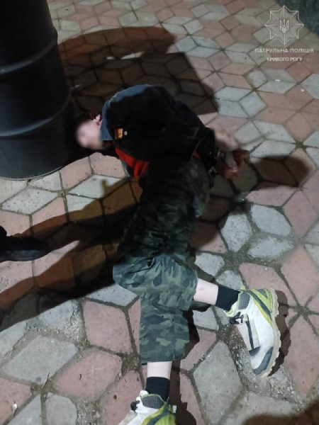 У Кривому Розі чоловік розбив вітрину та заліз до магазину2