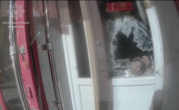 У Кривому Розі чоловік розбив вітрину та заліз до магазину0