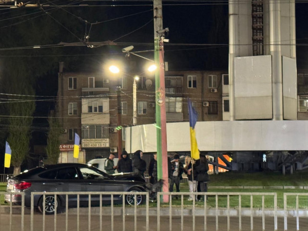 У Кривому Розі на кільці 95 BMW врізався у стовп3