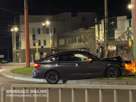 У Кривому Розі на кільці 95 BMW врізався у стовп