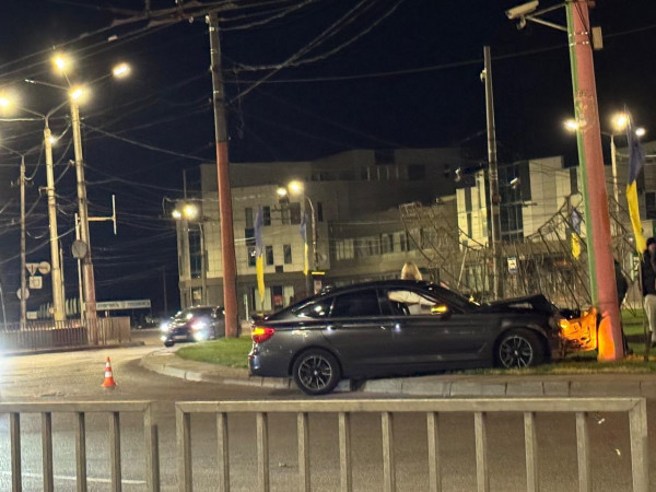 У Кривому Розі на кільці 95 BMW врізався у стовп2