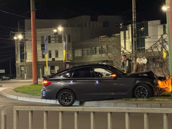 У Кривому Розі на кільці 95 BMW врізався у стовп1