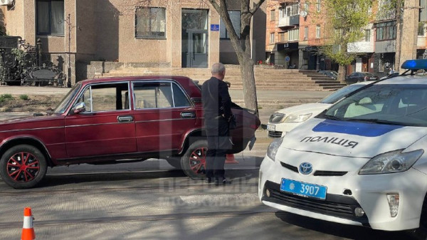 У Кривому Розі на вулиці Свято-Миколаївській автомобіль збив жінку1