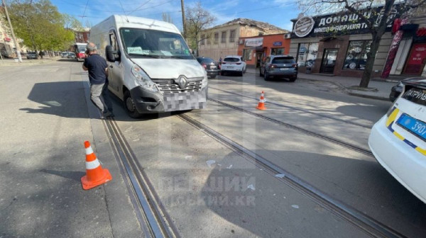 У Кривому Розі на вулиці Свято-Миколаївській автомобіль збив жінку2