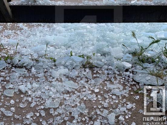 У Кривому Розі розбили скляну зупинку біля цирку: черговий акт вандалізму1