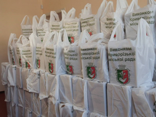 У Кривому Розі триває перша у цьому році «хвиля» видачі безкоштовних продуктових наборів для вразливих верств населення6