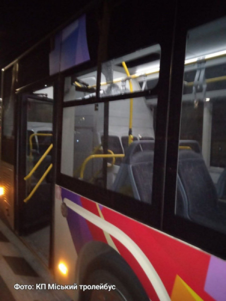 У Кривому Розі вандали розбили скло автобуса на зупинці «9 лікарня»0
