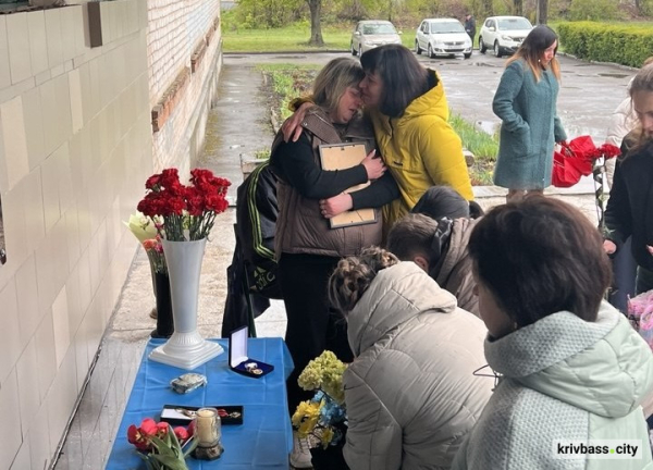 У криворізькій гімназії відкрили меморіальну дошку полеглому захиснику Костянтину Брюханову2