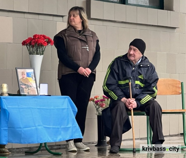 У криворізькій гімназії відкрили меморіальну дошку полеглому захиснику Костянтину Брюханову1