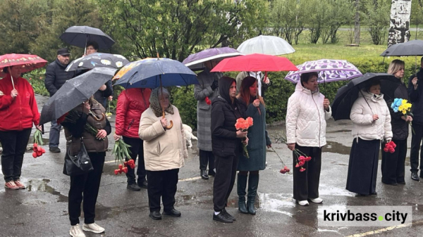 У криворізькій гімназії відкрили меморіальну дошку полеглому захиснику Костянтину Брюханову3