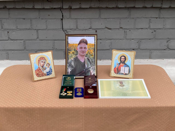 У криворізькій гімназії відкрили меморіальну дошку випускнику, загиблому Воїну Роману Гладуну4