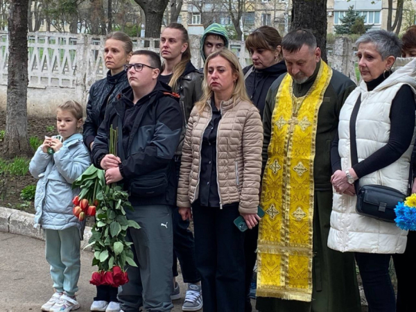 У криворізькій гімназії відкрили меморіальну дошку випускнику, загиблому Воїну Роману Гладуну5