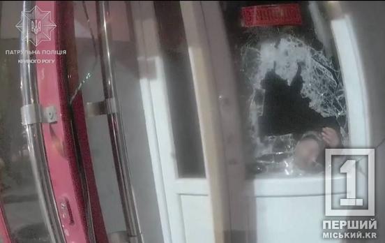Уночі штурмував вітрину: на Центральному проспекті патрульні «прийняли» агресивного крадія