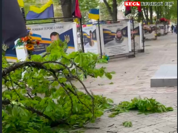 Буревій пошкодив Куби пам'яті на пр. Поштовому в Кривому Розі