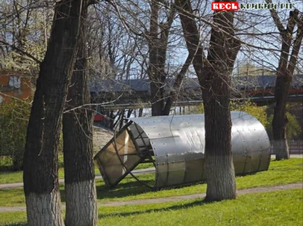 Зупинка, яку здуло вітром, досі валяється на газоні на ПівнГЗК в Кривому Розі