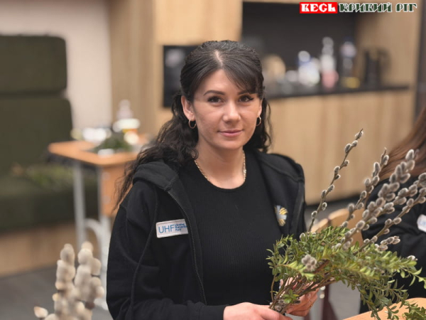 Волонтерка Карітас Кривий Ріг з гілками верби