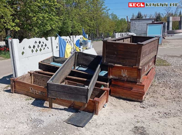 В смітник перетворюється територія Сектору почесних поховань в Кривому Розі