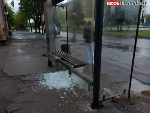 Вандали розтрощили зупинку на Карачунах в Кривому Розі