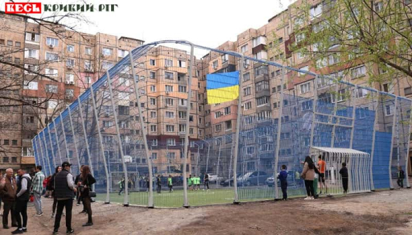 Спортмайданчик у дворі багатоповерхівки на бульварі Вечірньому в Кривому Розі