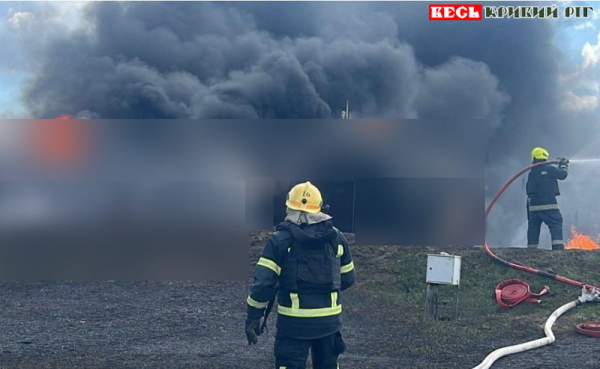Гасіння пожежі після удару шахеда по Лозуватській громаді Криворізького району