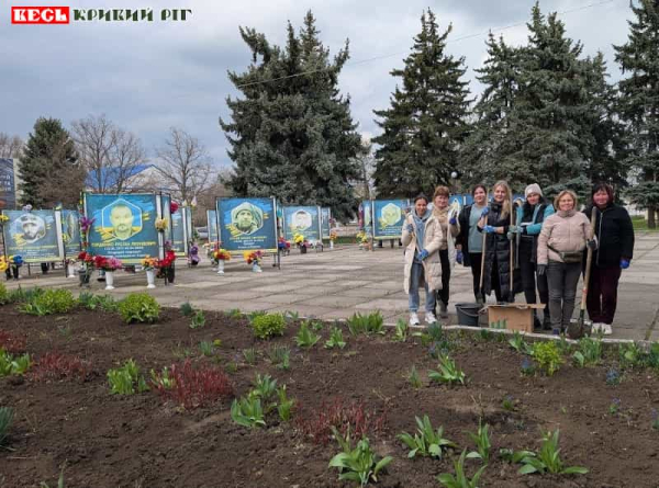 Переселенки з Донеччини висадили троянди в центрі Софіївки Криворізького р-ну