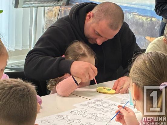 Великодні пряники та підтримка: патрульні Кривого Рогу провели майстер-клас для дітей з Маріуполя3