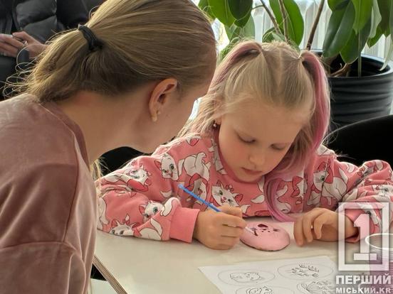 Великодні пряники та підтримка: патрульні Кривого Рогу провели майстер-клас для дітей з Маріуполя2