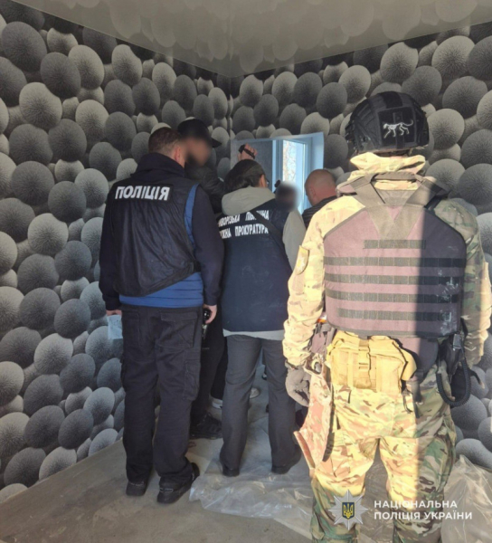 Вербувала дівчат за кордон для сексуальної експлуатації: у Кривому Розі затримали фігурантку3