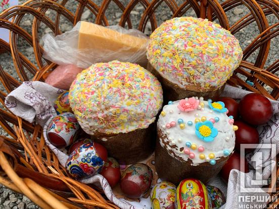 Вервечки вірян ведуть до храмів: криворіжці з раннього ранку освячують великодні кошики2