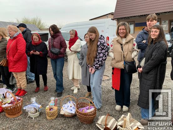 Вервечки вірян ведуть до храмів: криворіжці з раннього ранку освячують великодні кошики1