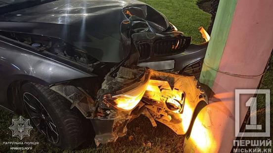 Влітав на кільце й втратив контроль: у Саксаганському районі BMW протаранив електроопору1