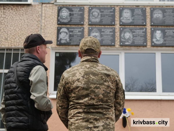Вони навчались в одній школі: у криворізькій гімназії відкрили меморіальні дошки дев'ятьом полеглим Героям4